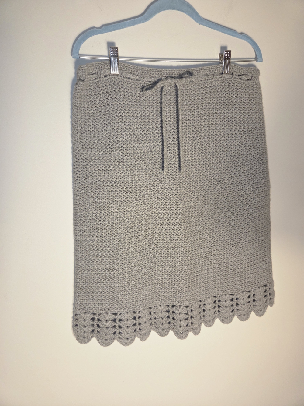 DKNY Women’s Medium Gray 100% Lambswool Cable Crochet Knit Skirt.